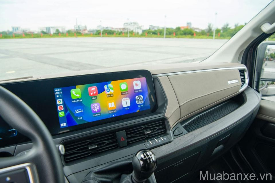 man hinh giai tri tren xe ford transit tinbanxe vn