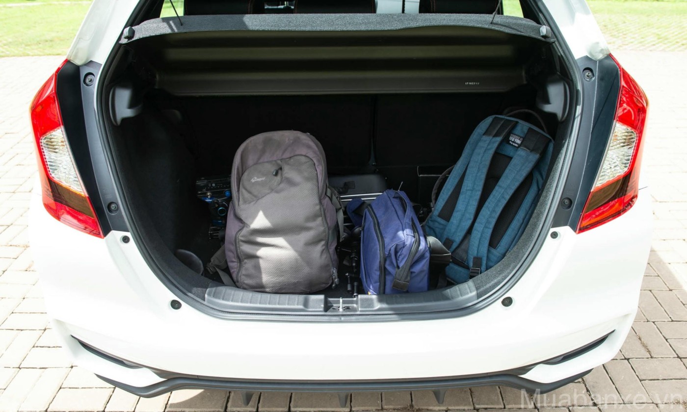 khoang hanh li cua xe honda jazz tinbanxe vn