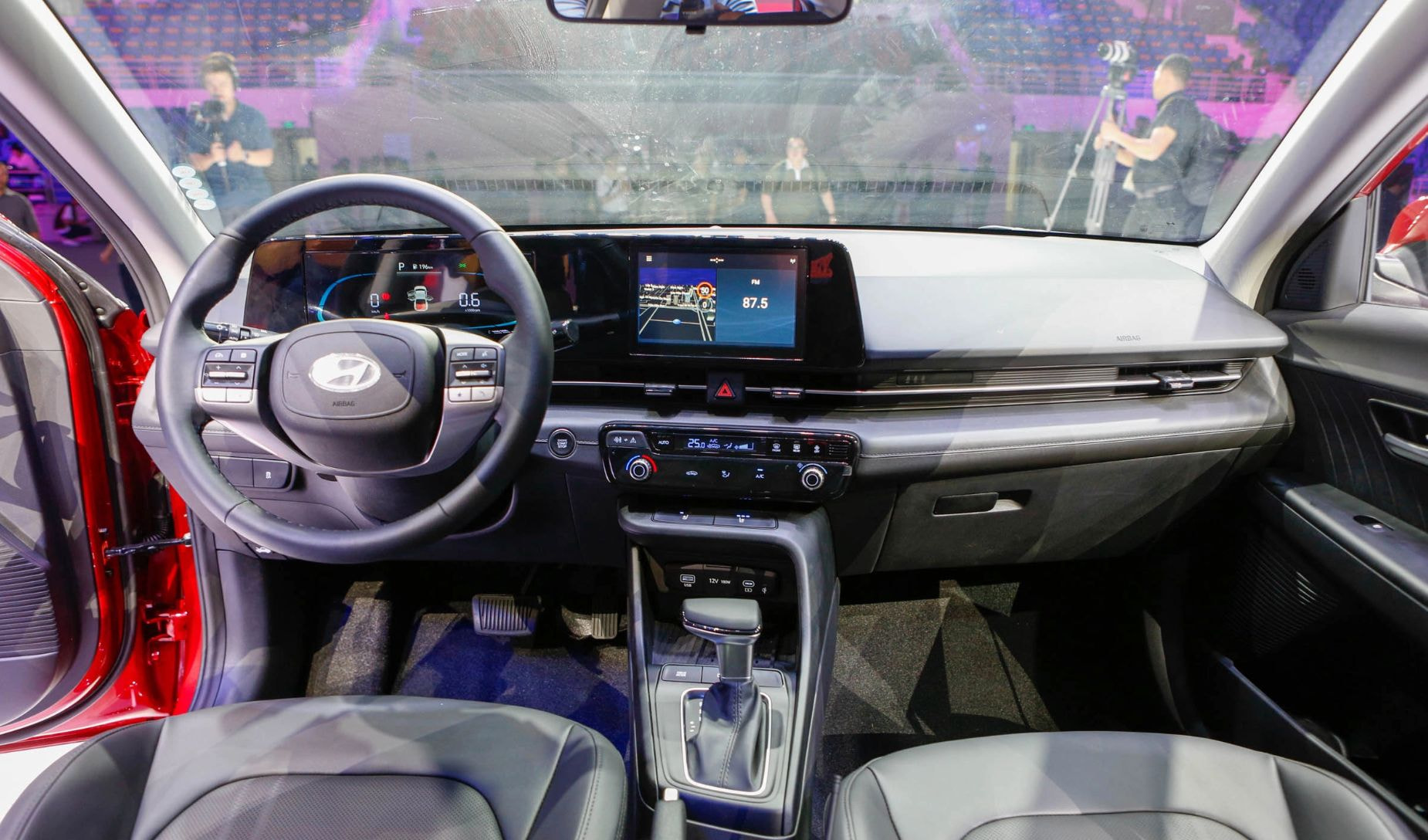 khu vực lái xe hyundai accent