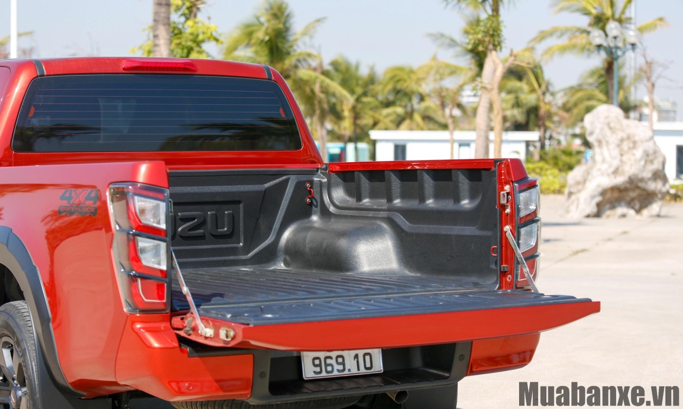 khoang chua do tren xe isuzu d max