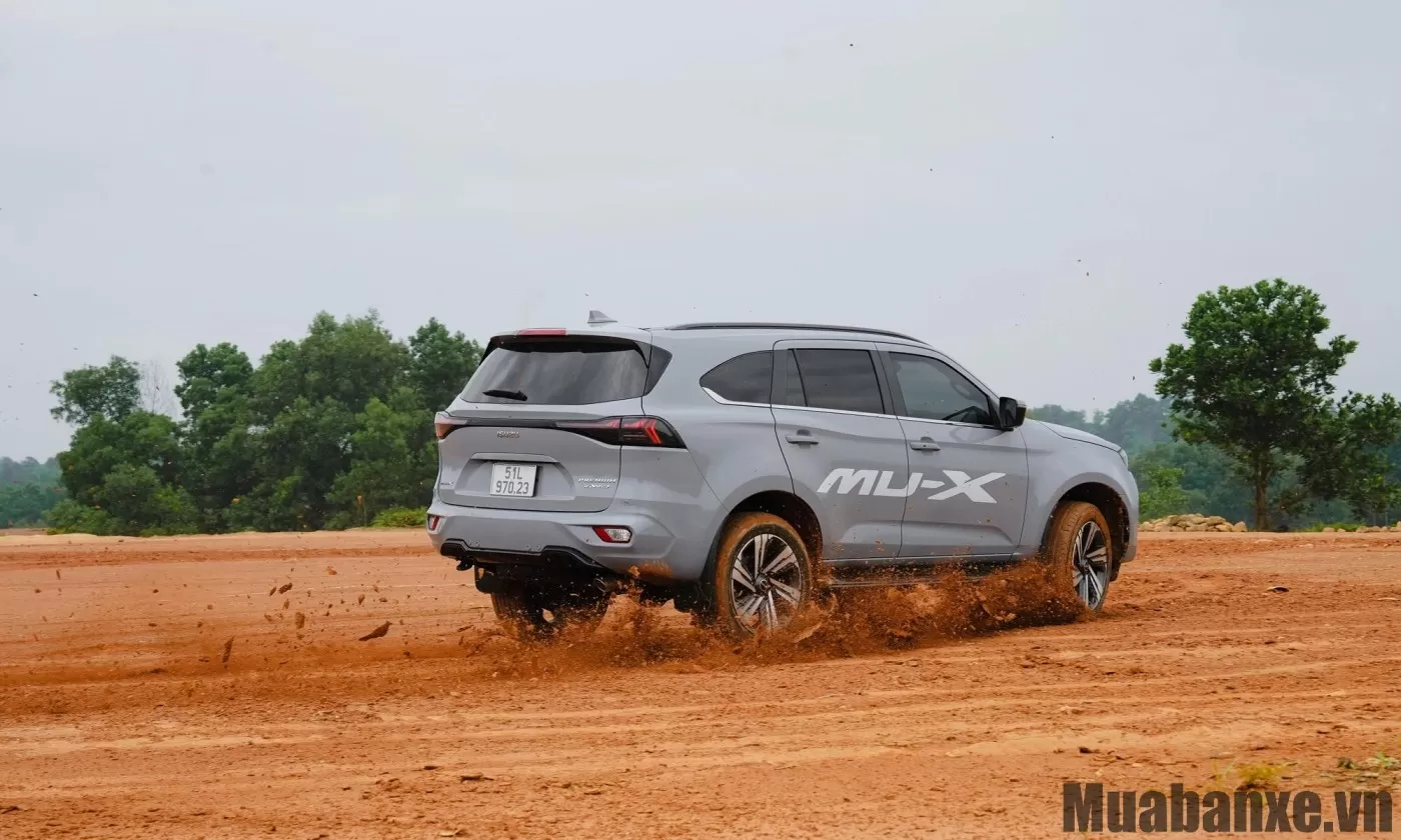 Thiết kế đuôi xe Isuzu Mu X