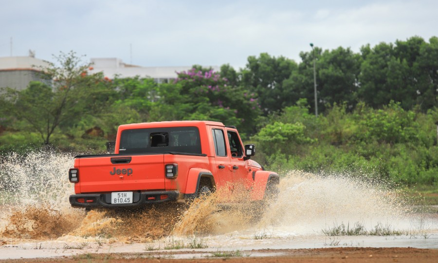 gia xe jeep gladiator tinbanxe 5