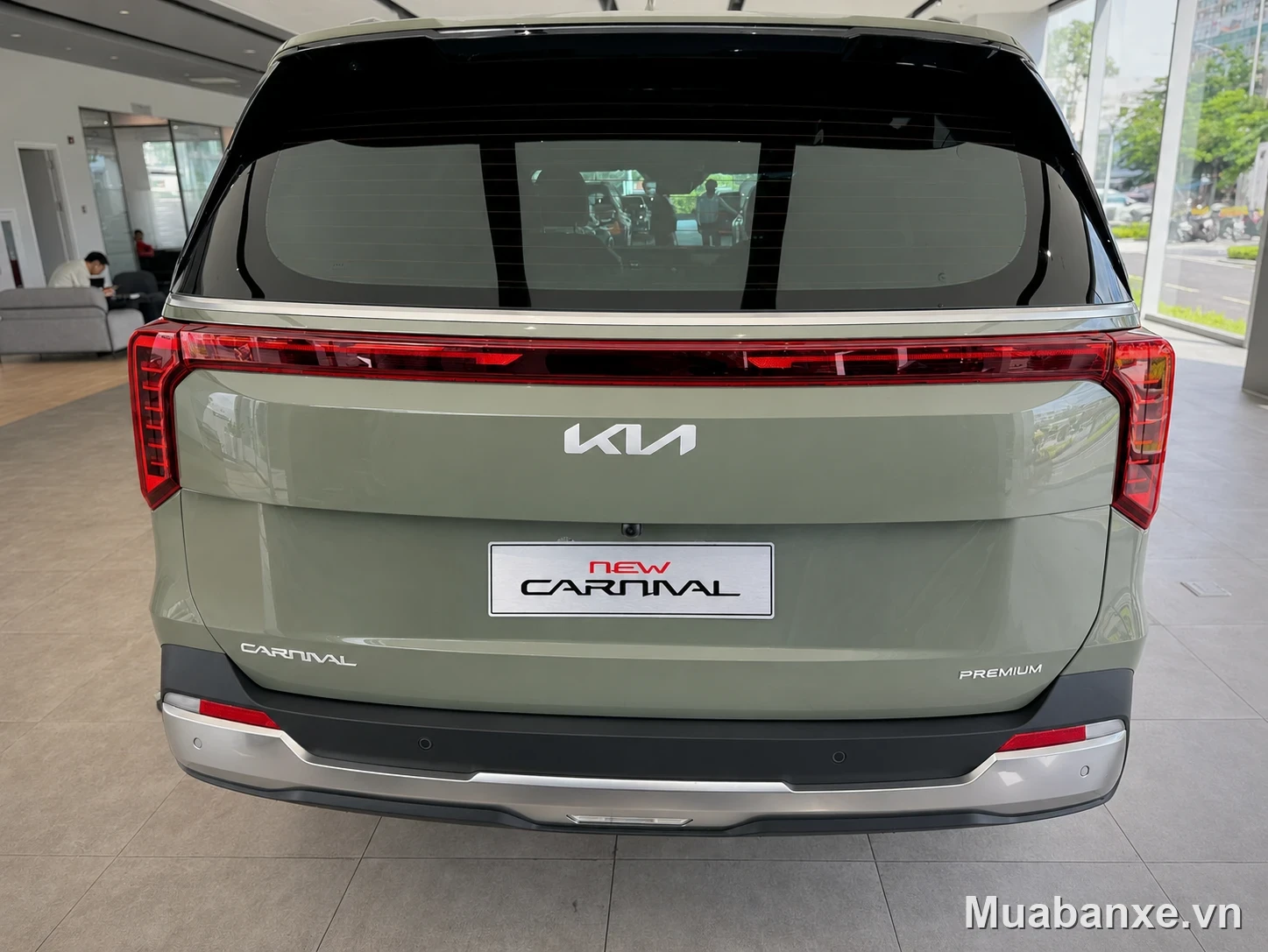 Kia Carnival đuôi xe màu xanh lá (góc khác)