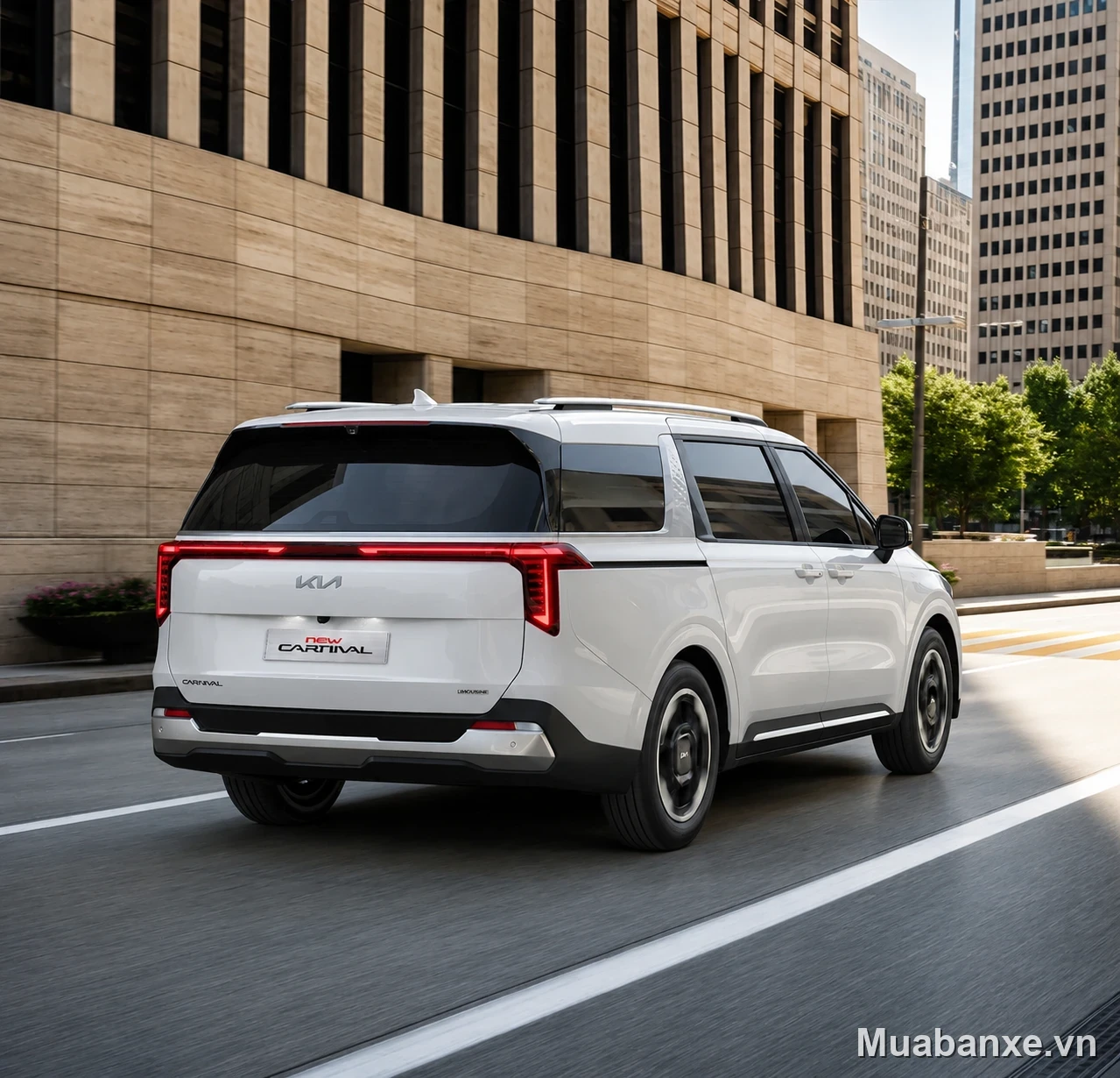 Kia Carnival đuôi xe màu trắng 3/4 sau, thiết kế hiện đại và sang trọng.
