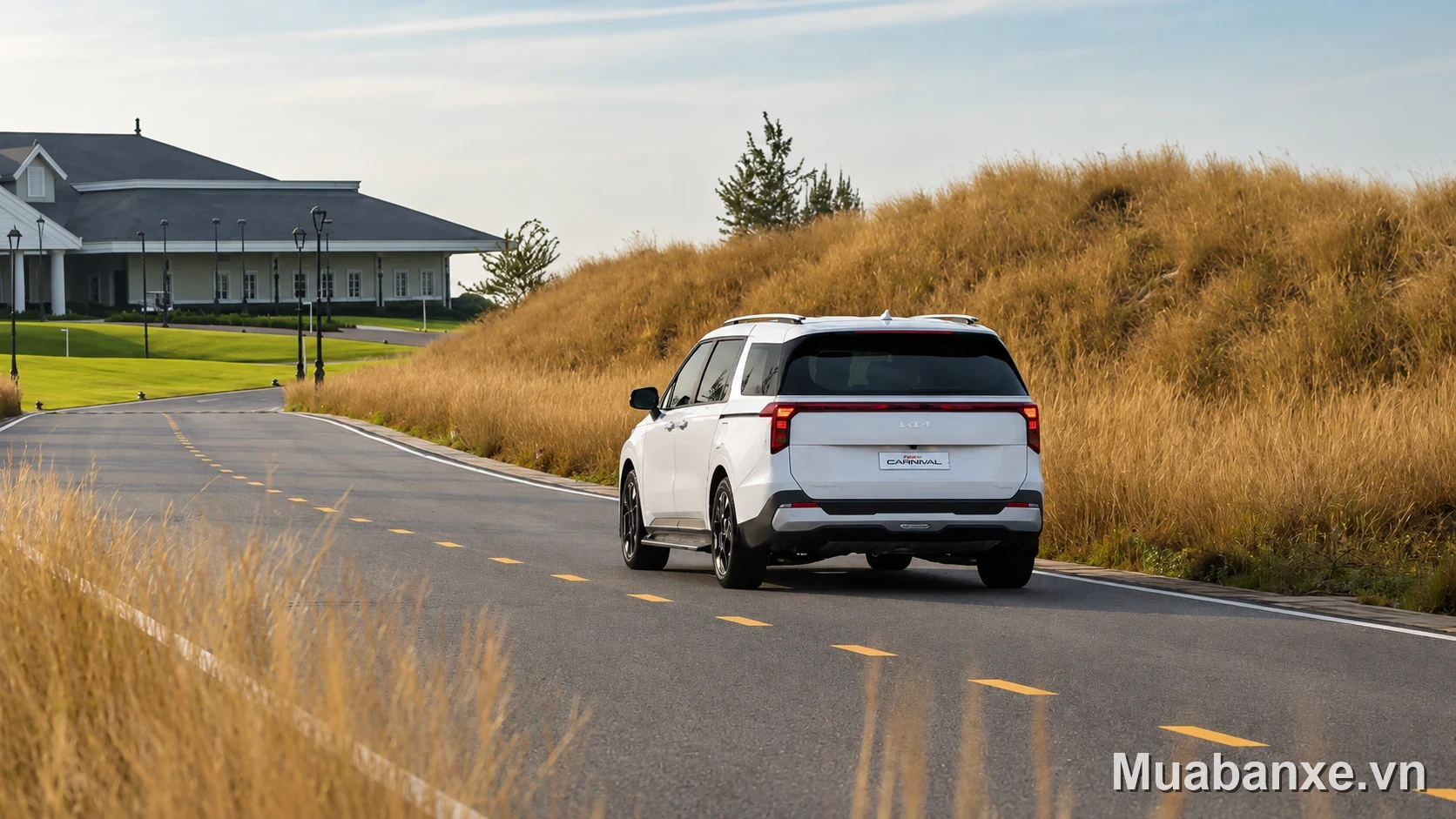 Kia Carnival đuôi xe màu trắng nhìn từ sau
