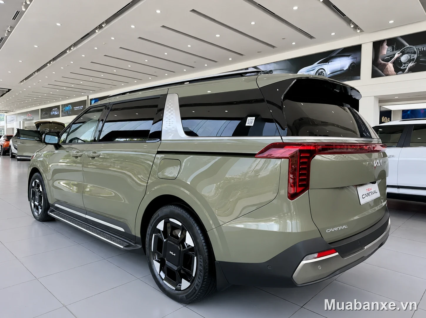 Kia Carnival đuôi xe màu xanh quân đội