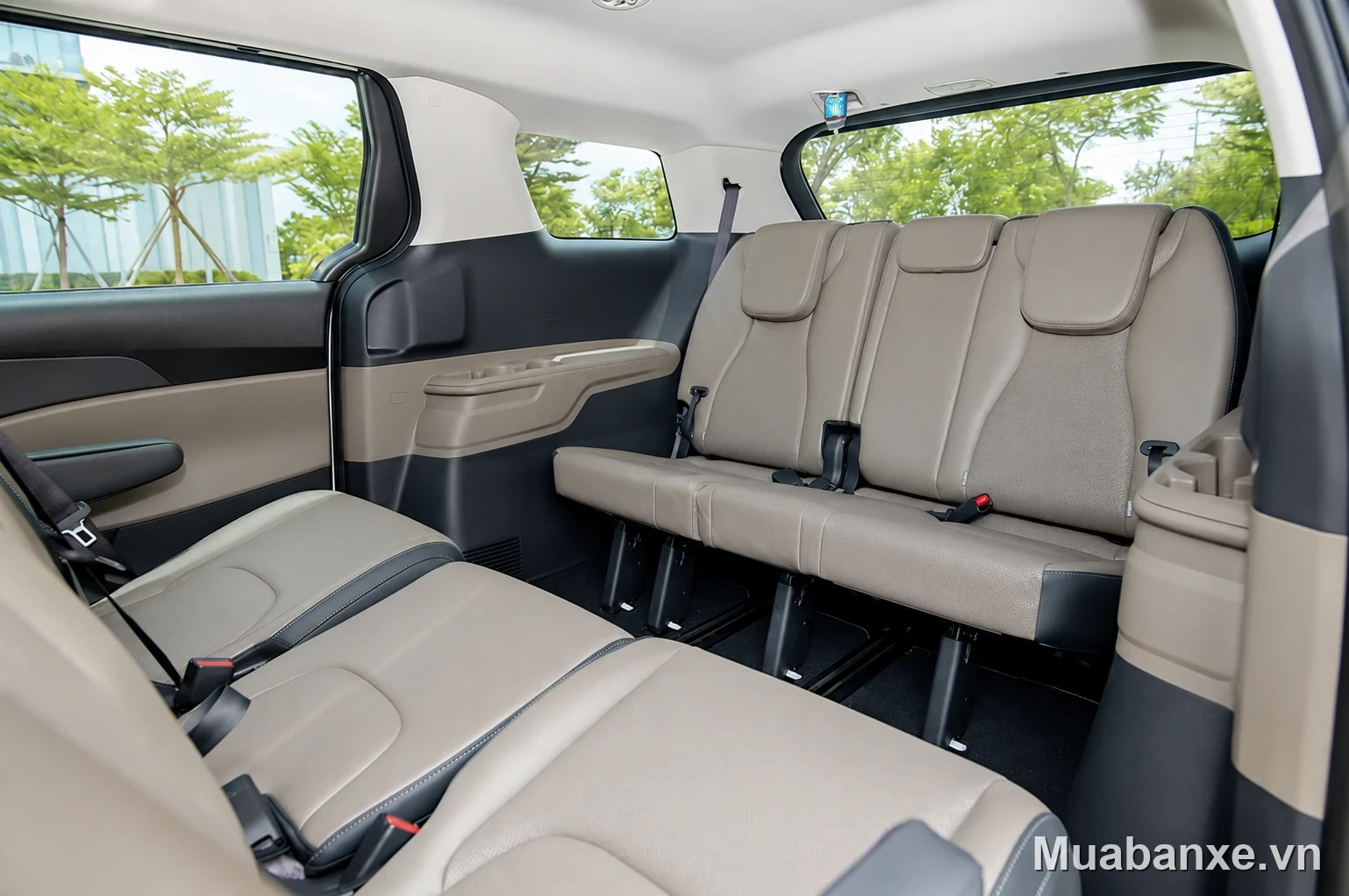 Kia Carnival hàng ghế sau (cận cảnh)