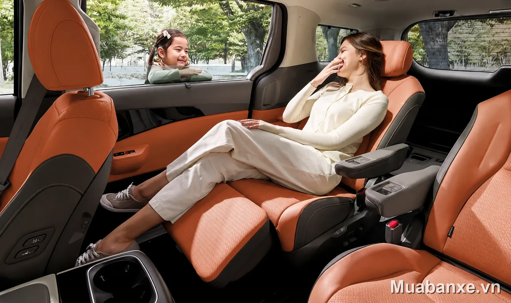 Kia Carnival hàng ghế sau với màu cam nổi bật