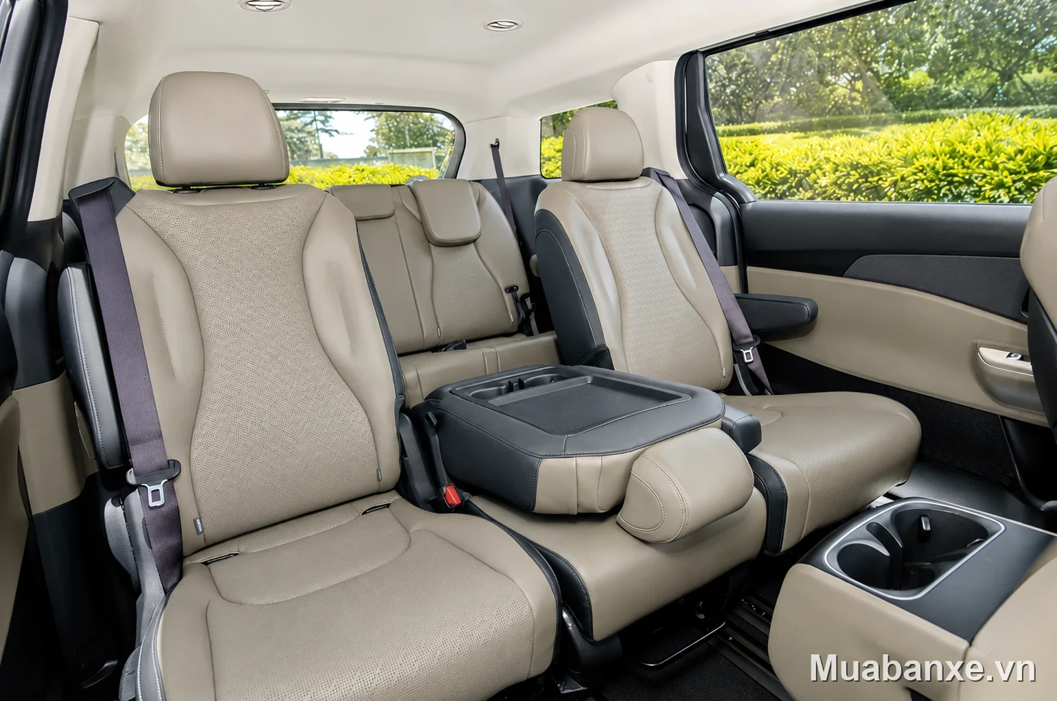 Kia Carnival hàng ghế sau (góc 6)