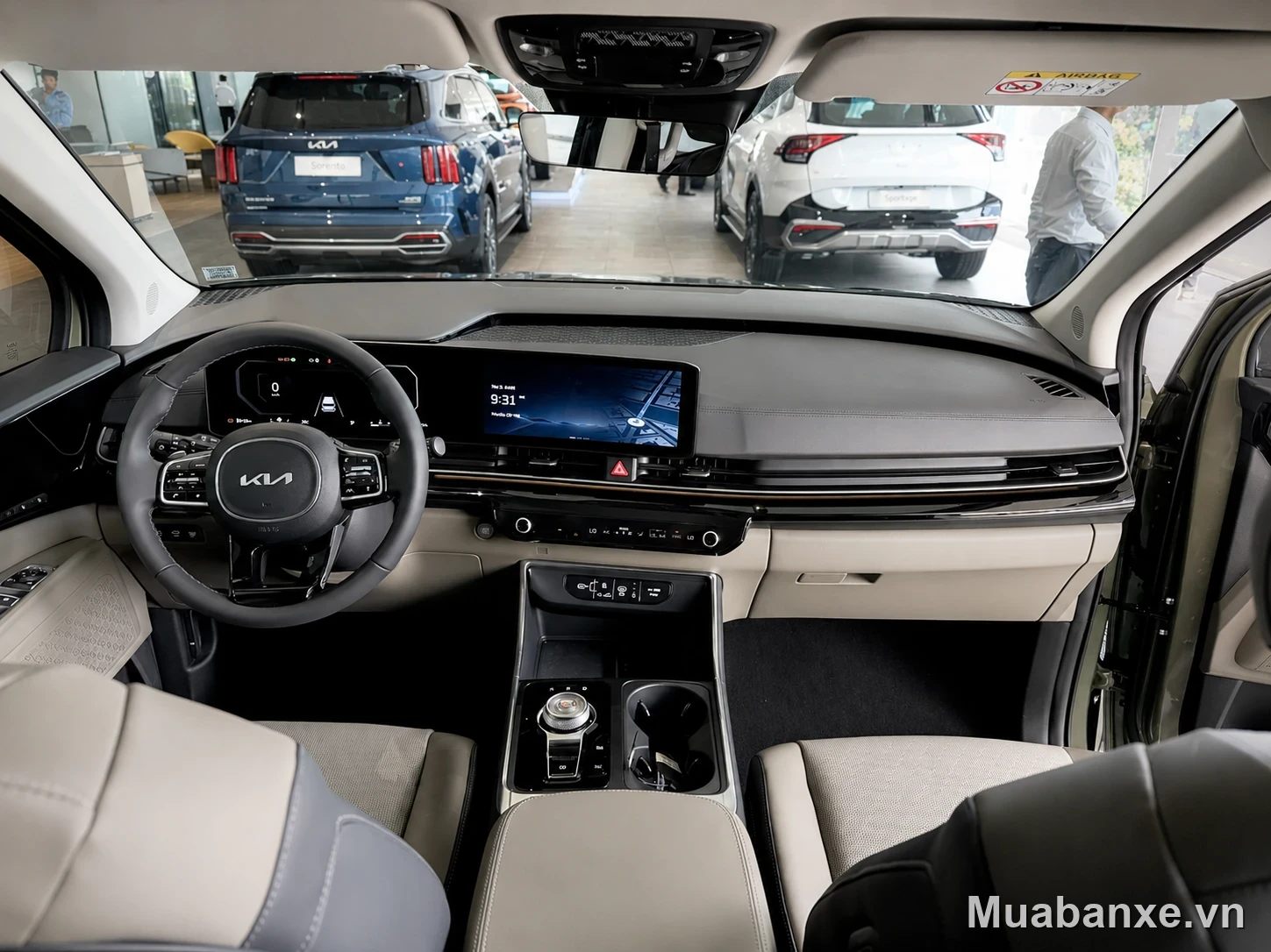 Kia Carnival bệ trung tâm (cận cảnh)