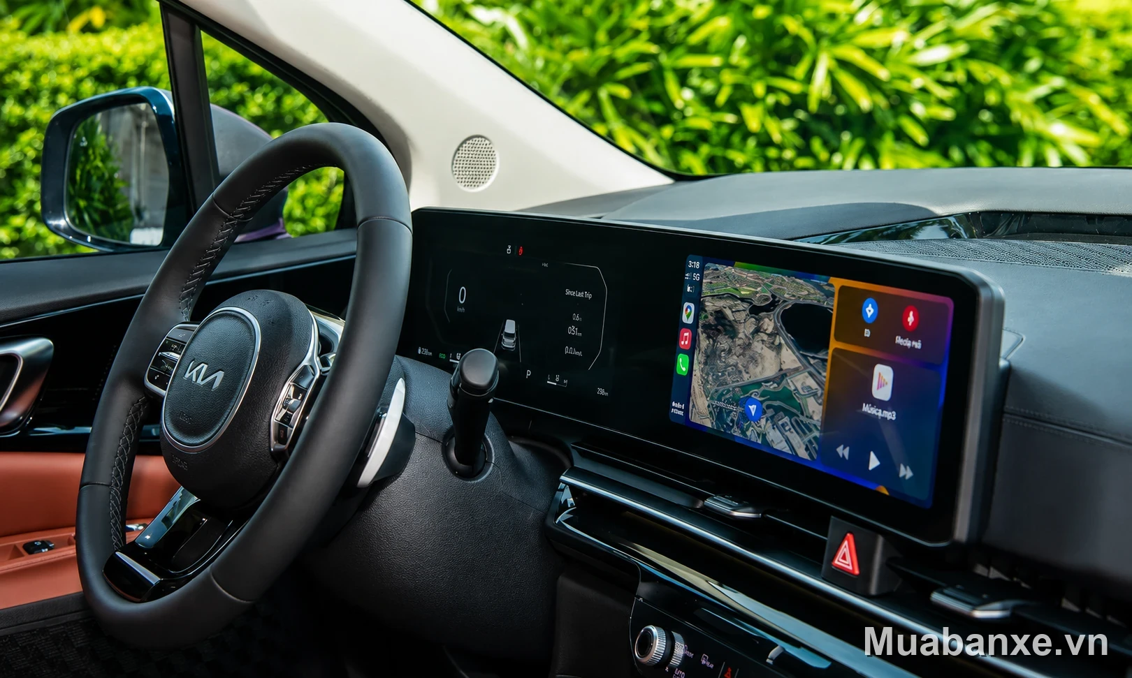 Kia Carnival màn hình giải trí (góc khác)