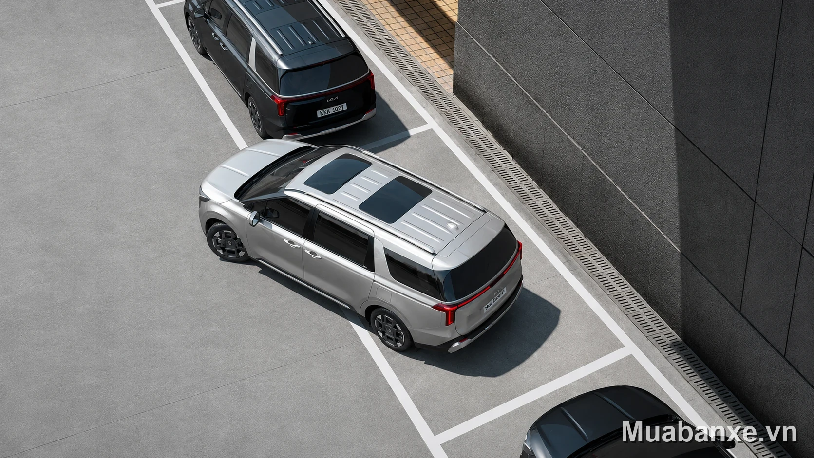 Kia Carnival màu bạc 3/4 trước