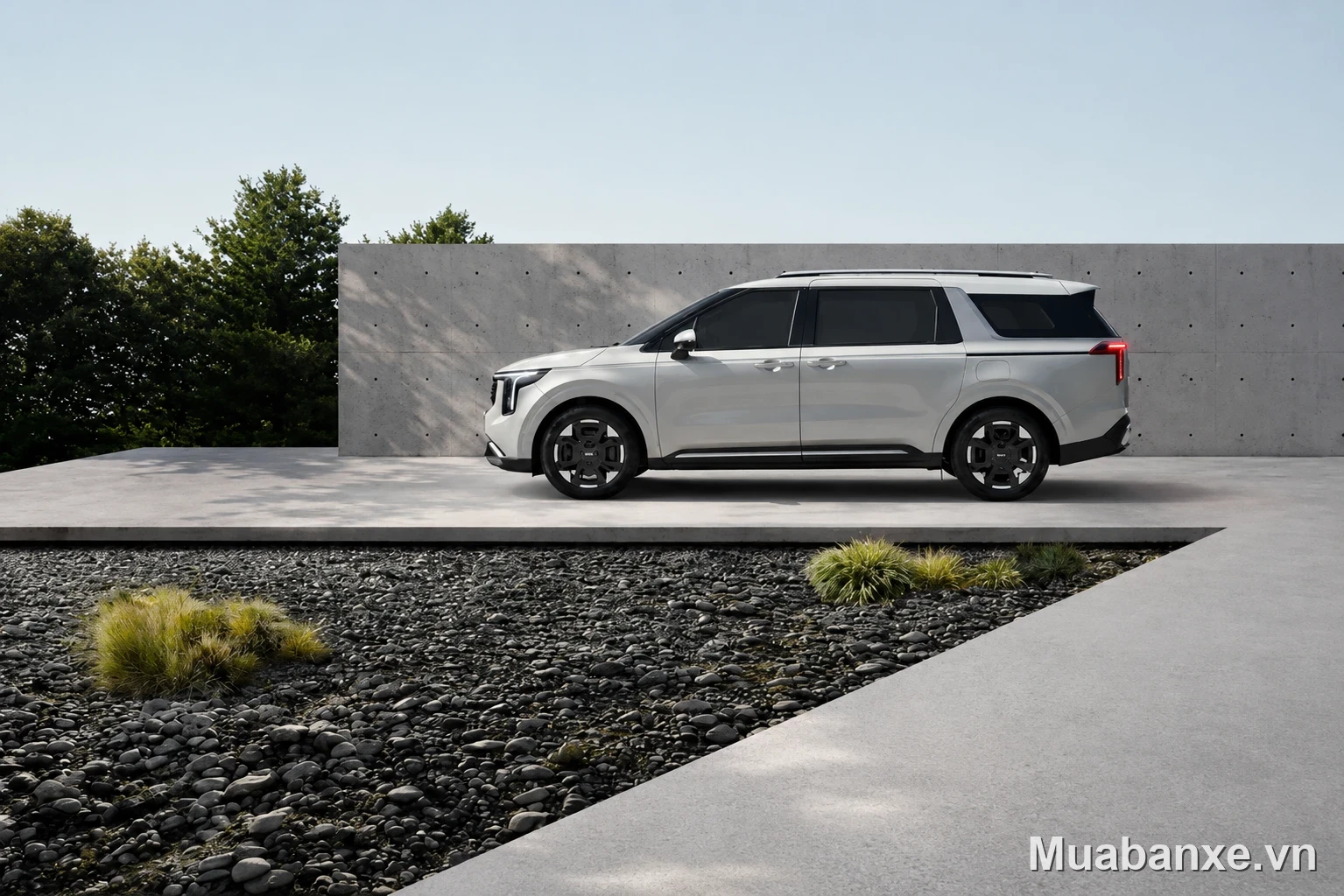 Kia Carnival màu trắng 3/4 bên (góc khác)