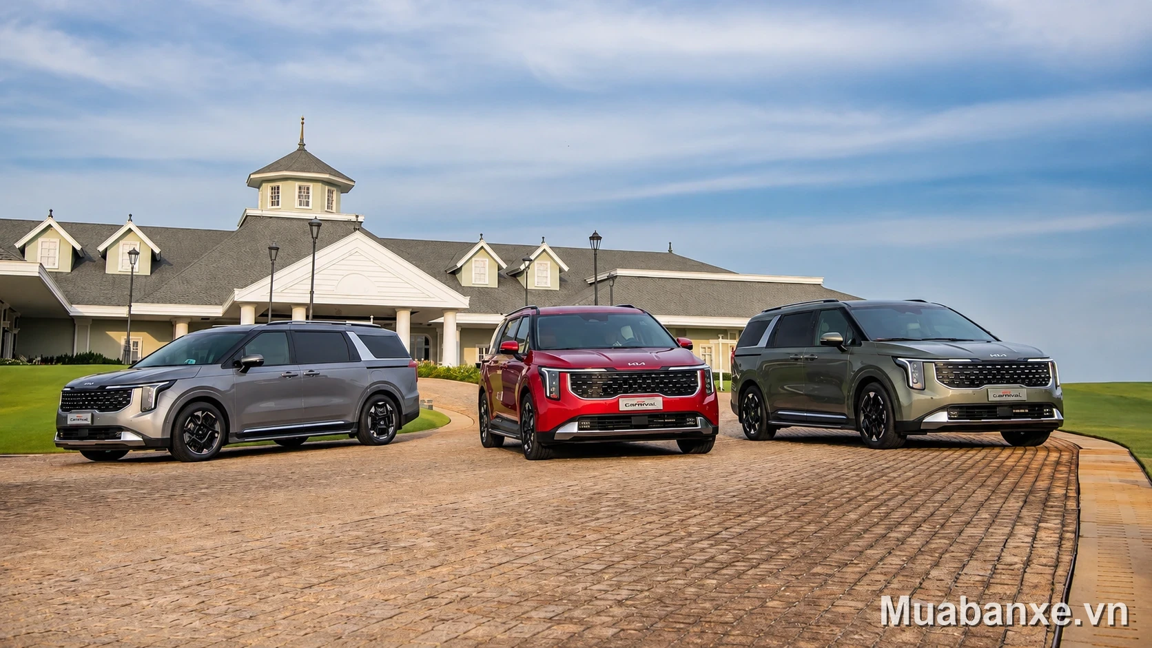 Kia Carnival màu xám 3/4 trước, nổi bật giữa không gian sang trọng.