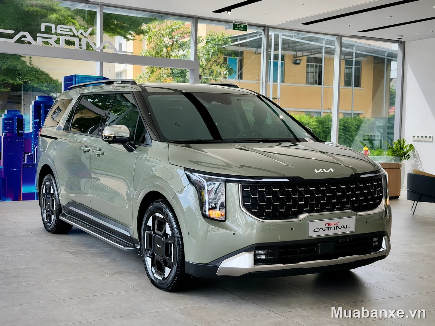 Kia Carnival màu xanh lá 3/4 trước (góc khác)