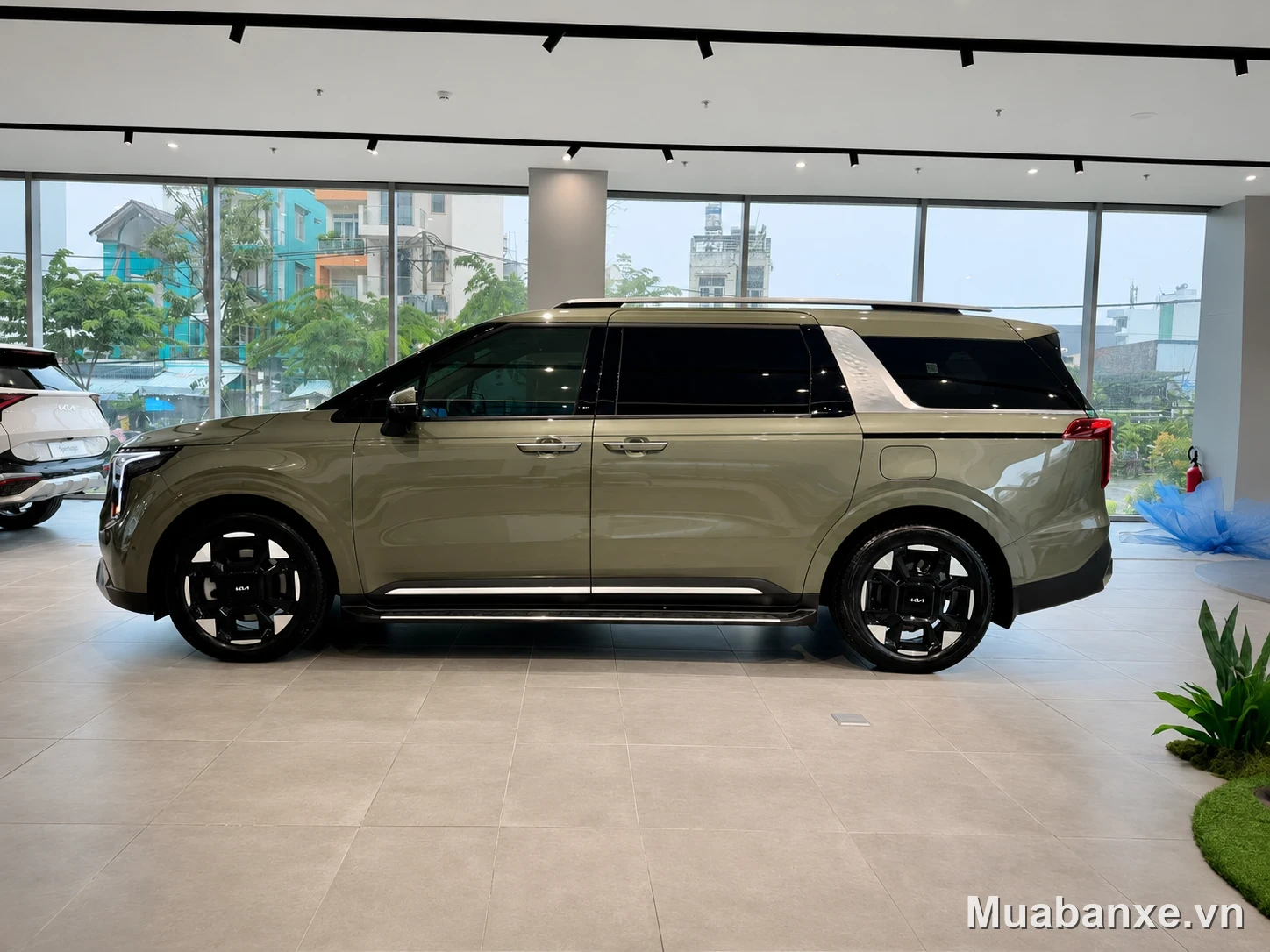 Kia Carnival màu xanh quân đội