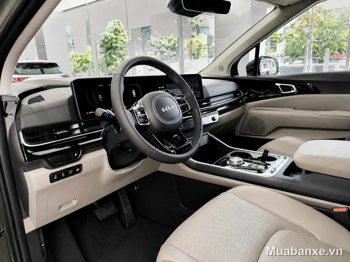 Kia Carnival vô lăng (góc khác)