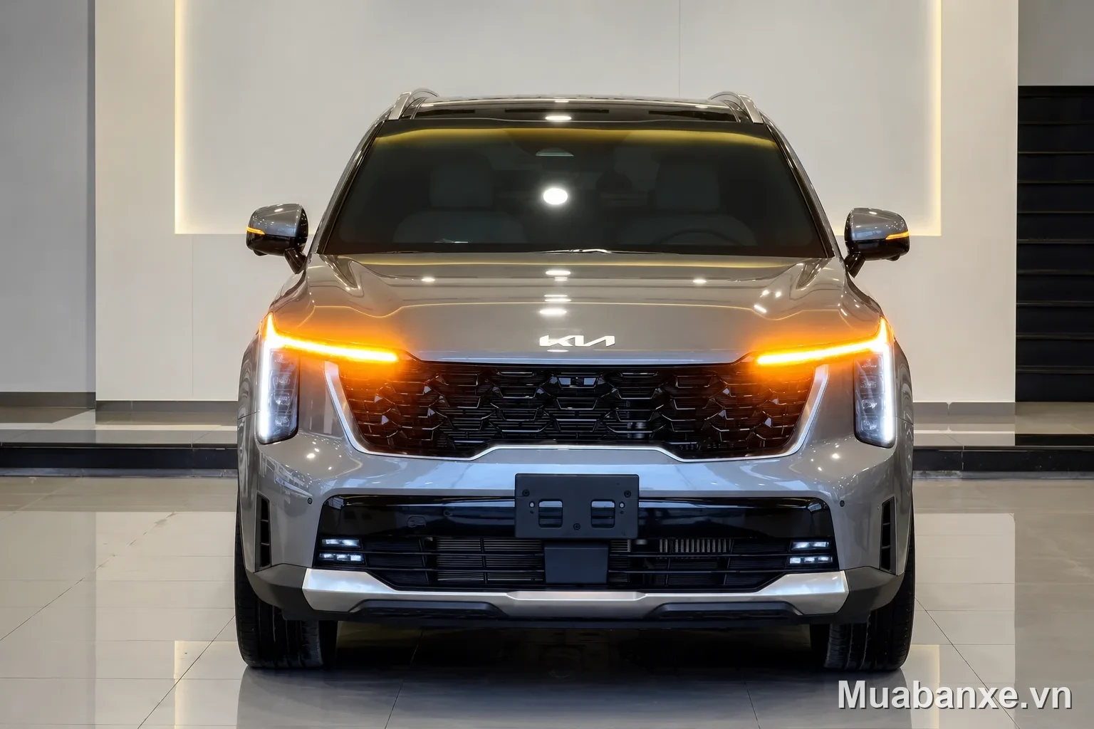 Kia Sorento đầu xe nhìn trước với đèn LED nổi bật.