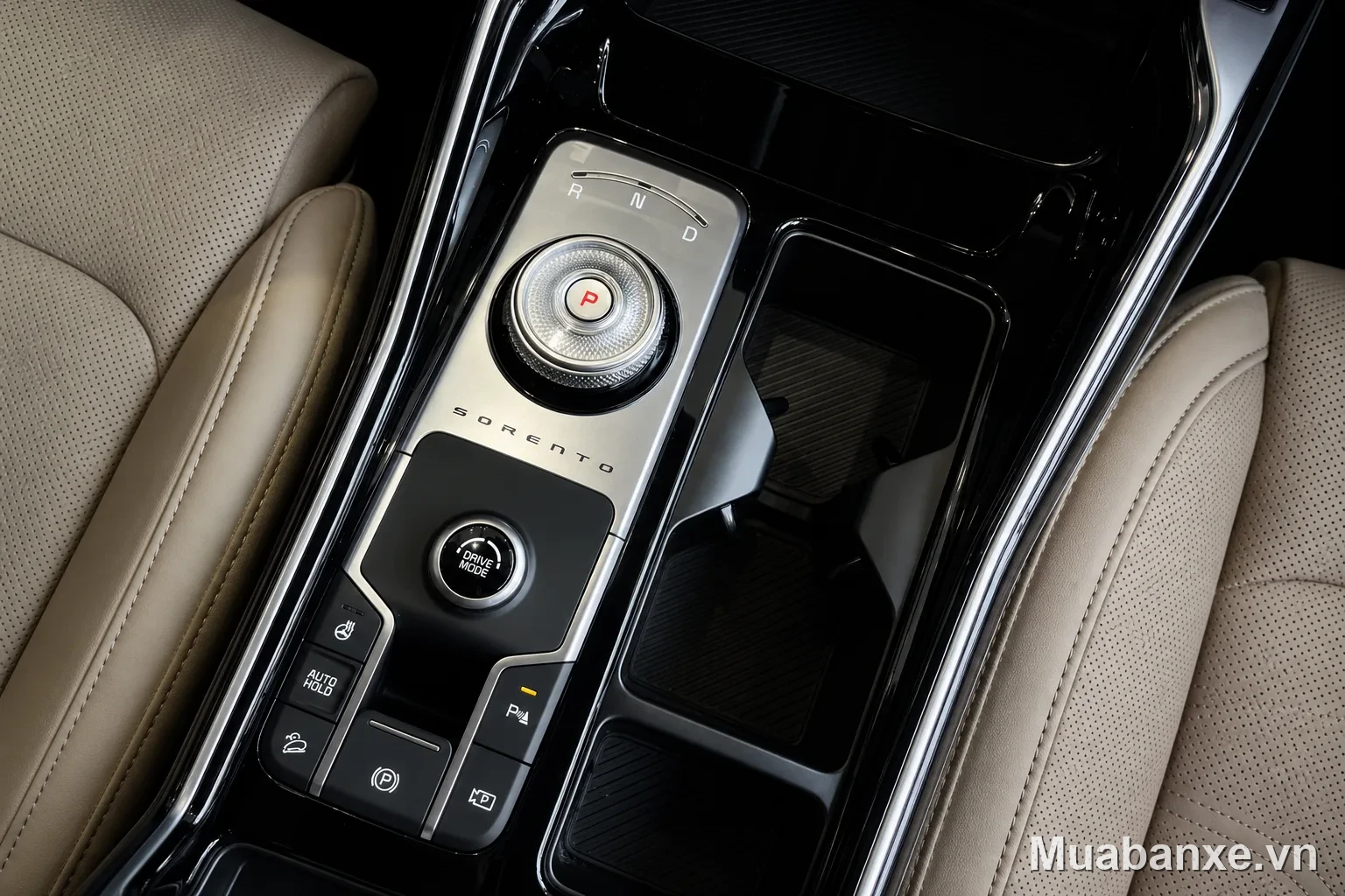 Kia Sorento bệ trung tâm với cần số và nút bấm