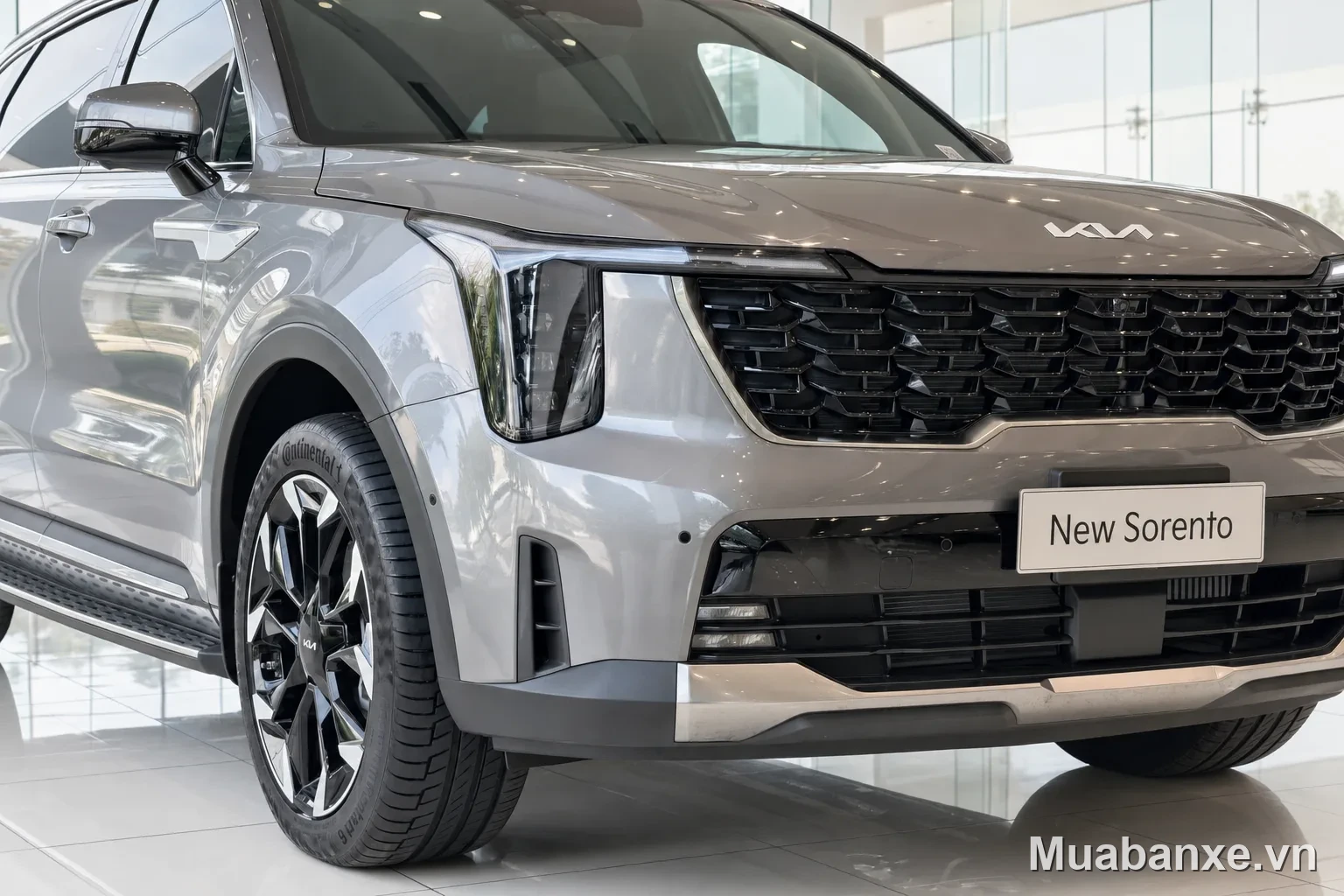 Kia Sorento màu bạc góc 3/4 trước, thiết kế hiện đại và tinh tế.