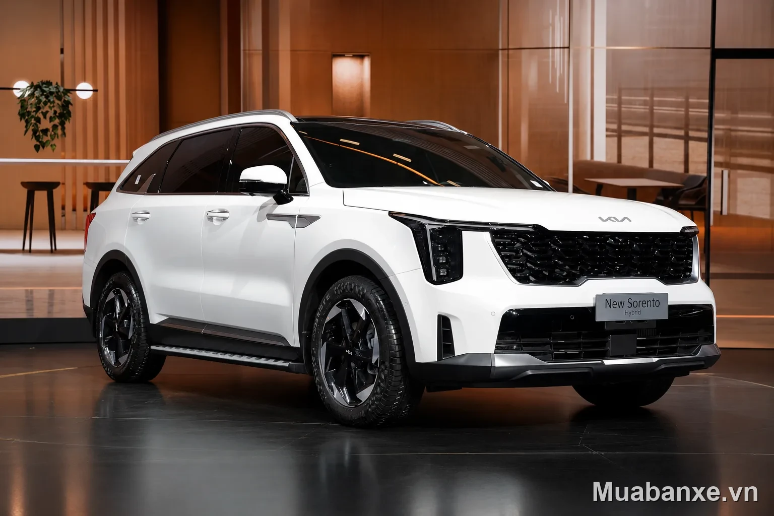 Kia Sorento màu trắng góc 3/4 trước, thiết kế hiện đại và tinh tế.