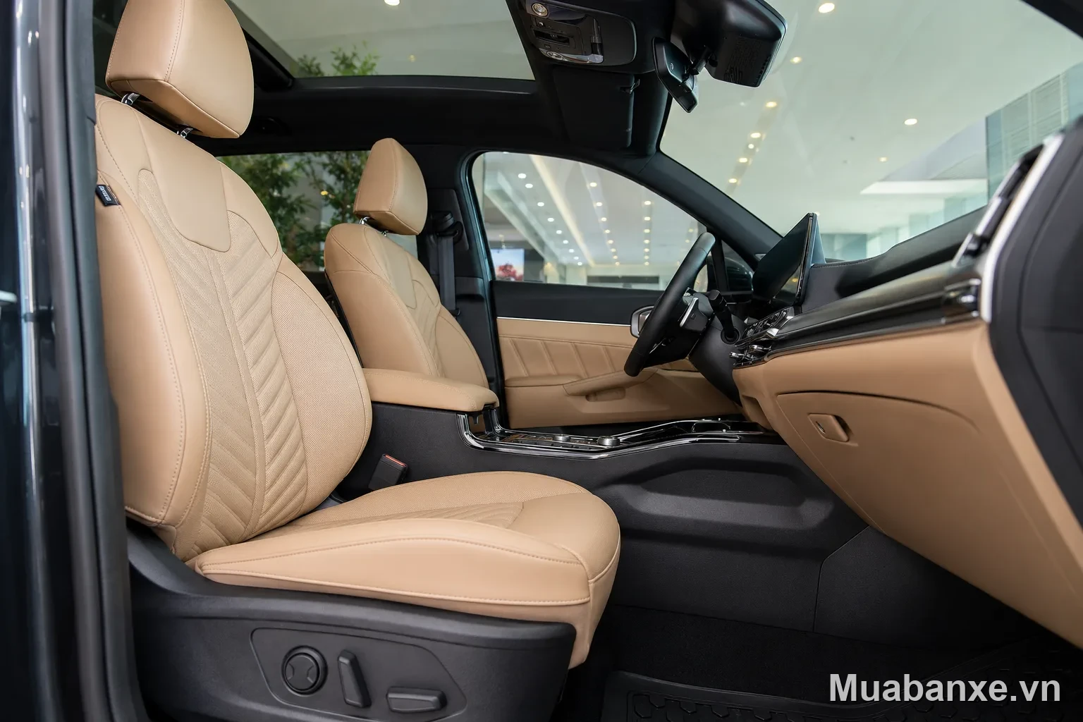 Kia Sorento hàng ghế trước với nội thất màu be sang trọng