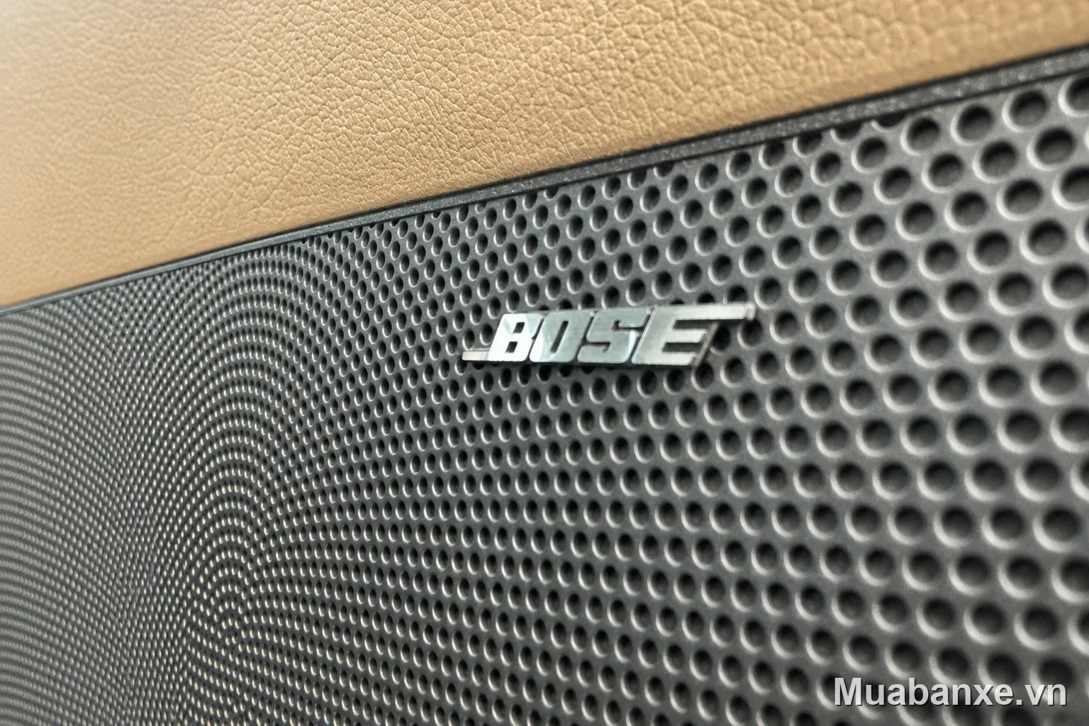 Kia Sorento loa Bose trong xe
