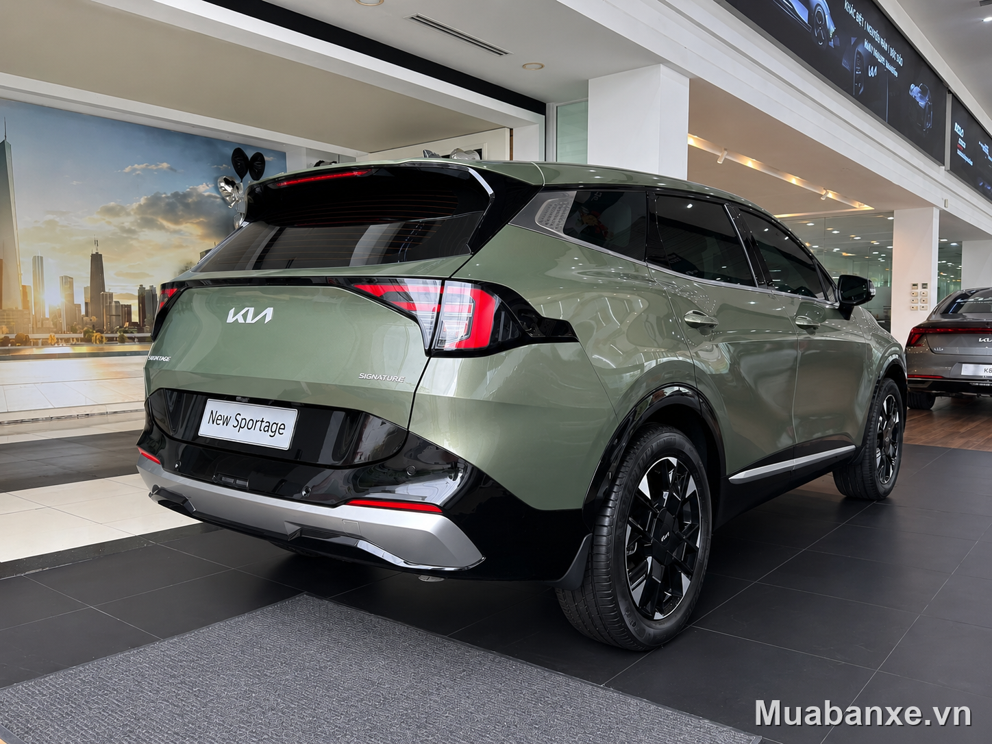 Kia Sportage màu xanh 3/4 sau, nhìn từ phía sau