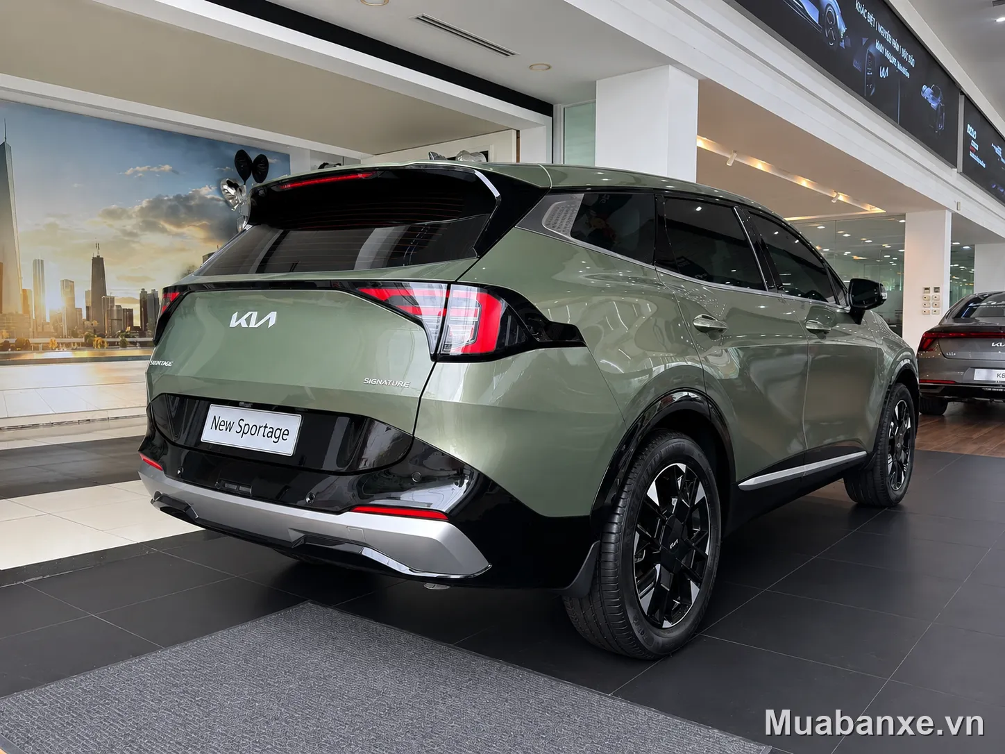 Kia Sportage màu xanh 3/4 sau, nhìn từ phía sau
