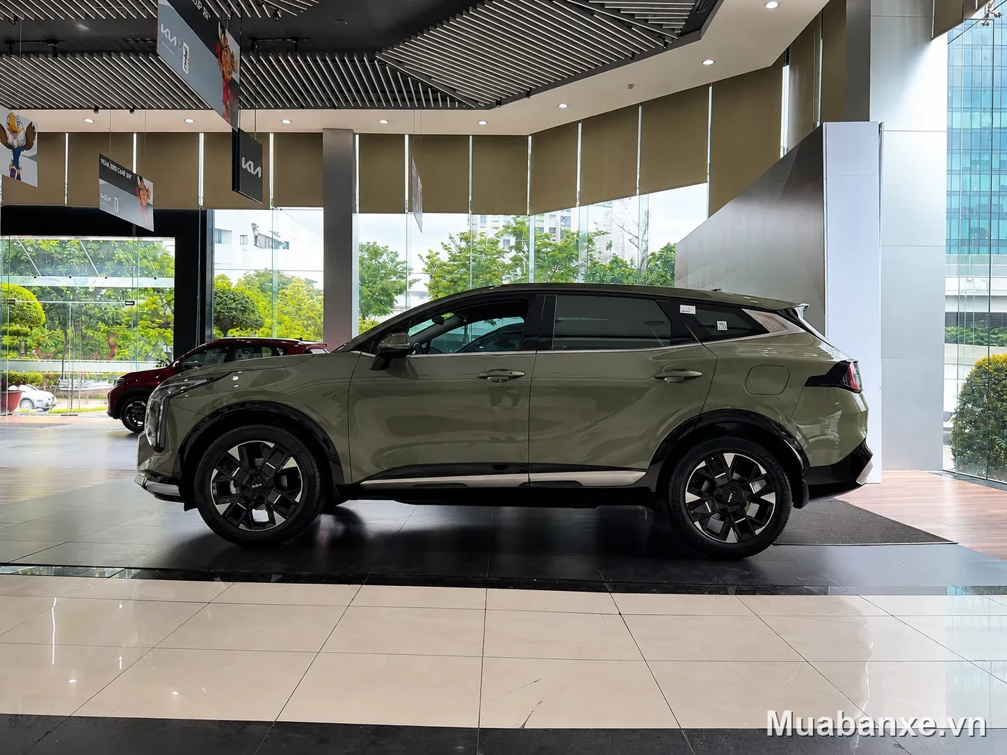 Kia Sportage 2026 màu xanh lá nhìn từ bên trái