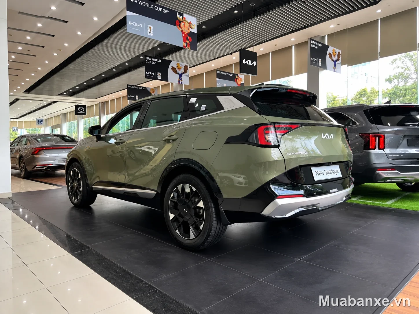 Kia Sportage màu xanh quân đội nhìn từ góc 3/4 phía sau.