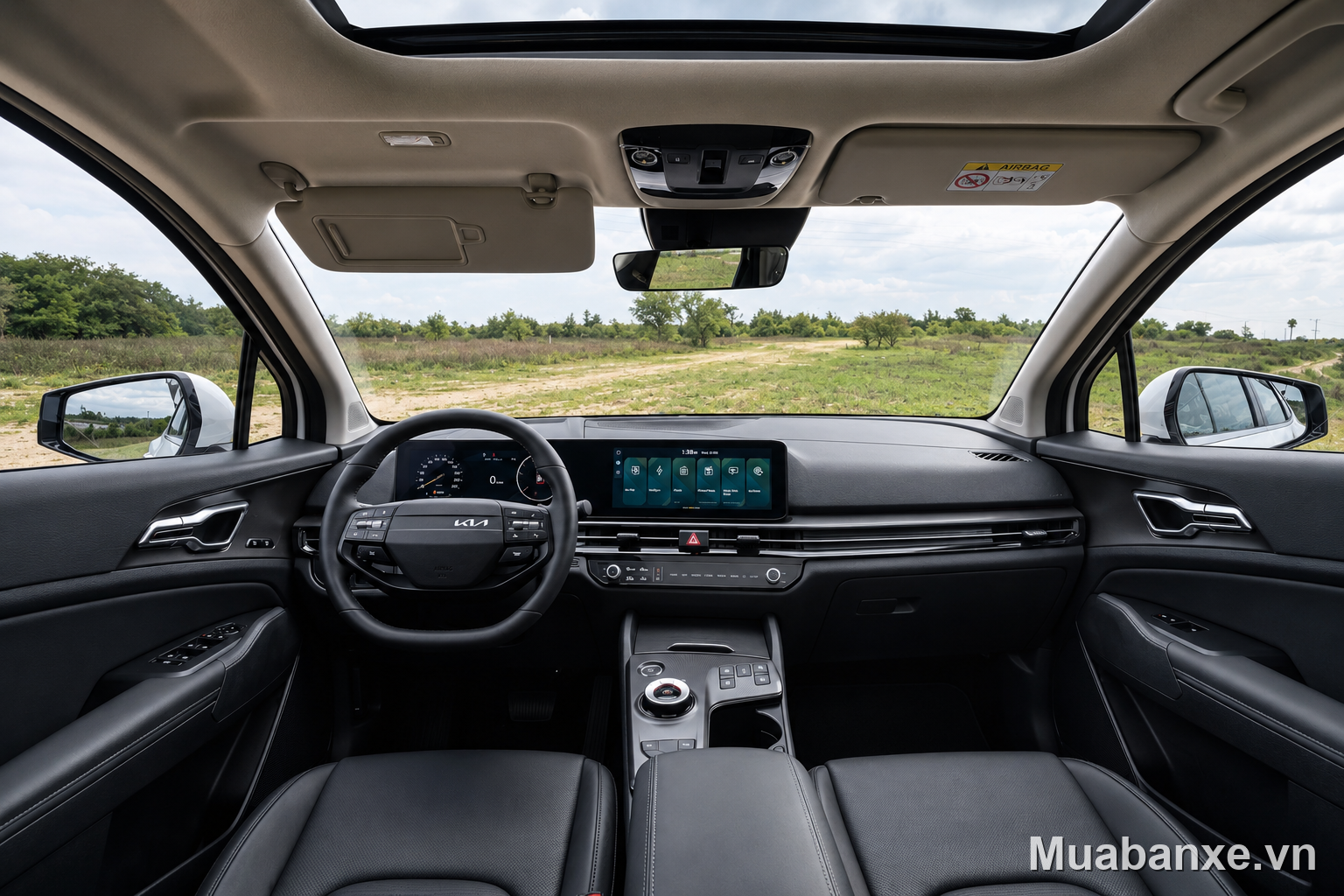 Nội thất Kia Sportage với vô lăng hiện đại và màn hình giải trí lớn.