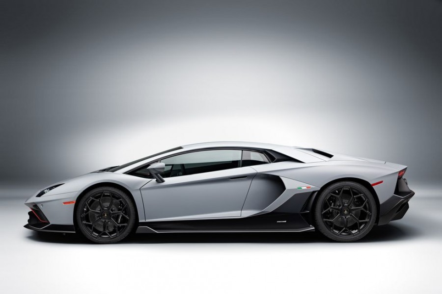 Thiết kế thân xe lamborghini aventador 