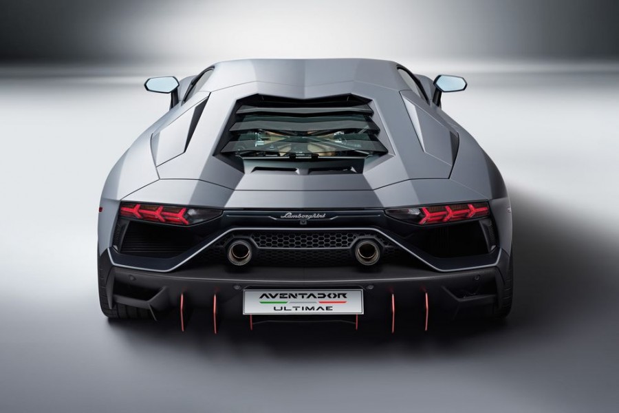 Thiết kế đuôi xe lamborghini aventador 