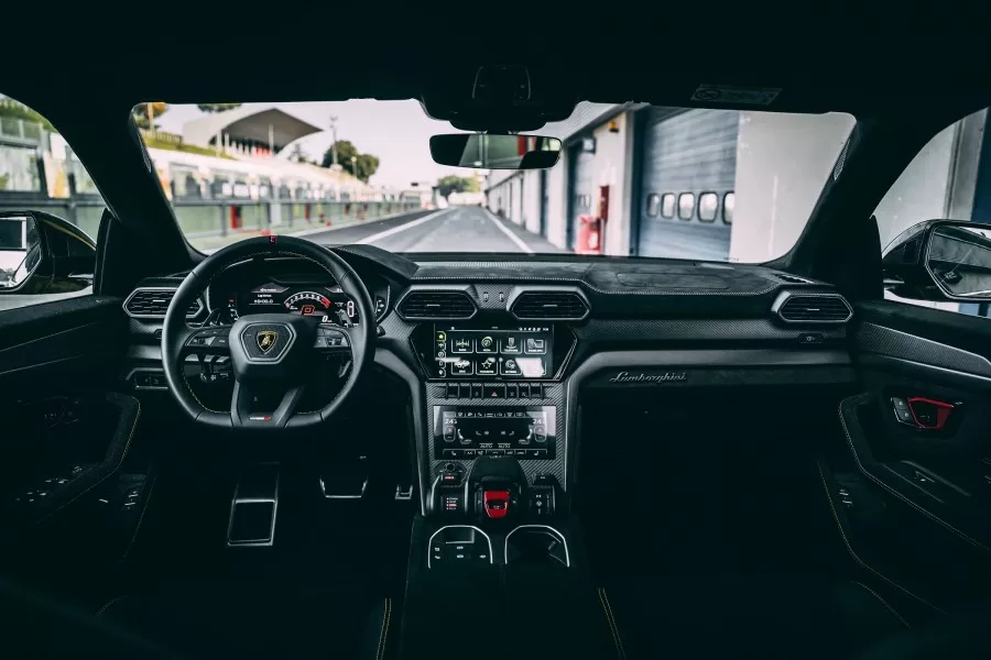 Thiết kế vô lăng và táp lô lamborghini urus