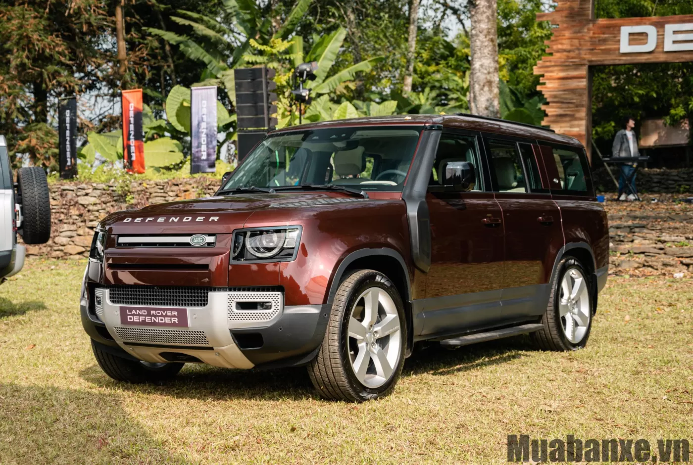 Đầu xe Land Rover Defender