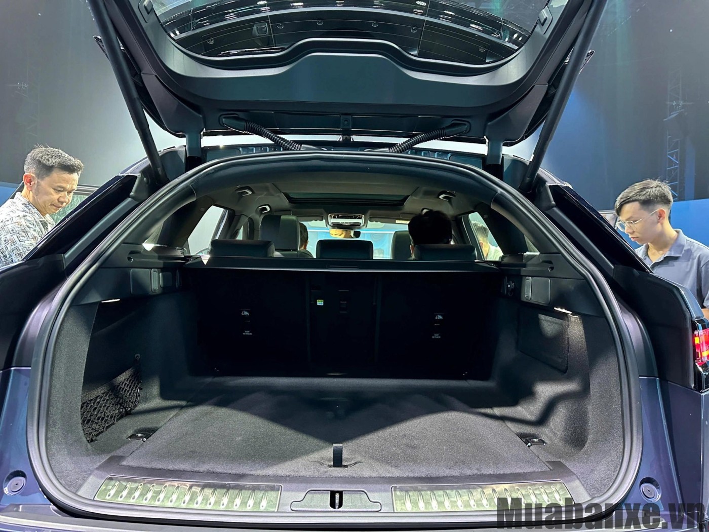 khoang hanh li tren xe range rover velar