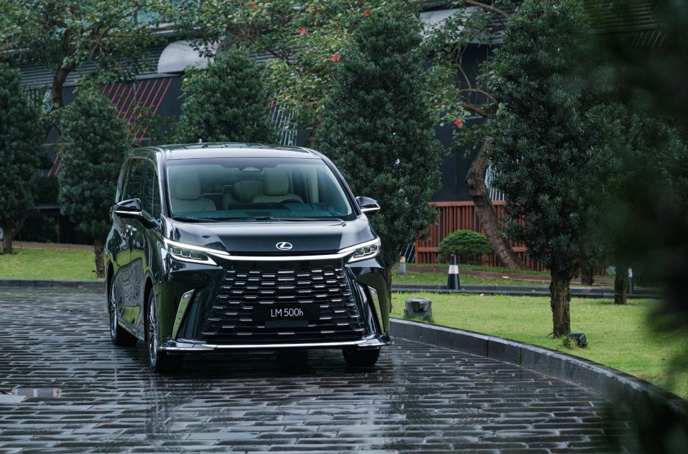 dau xe lexus lm tinbanxe vn