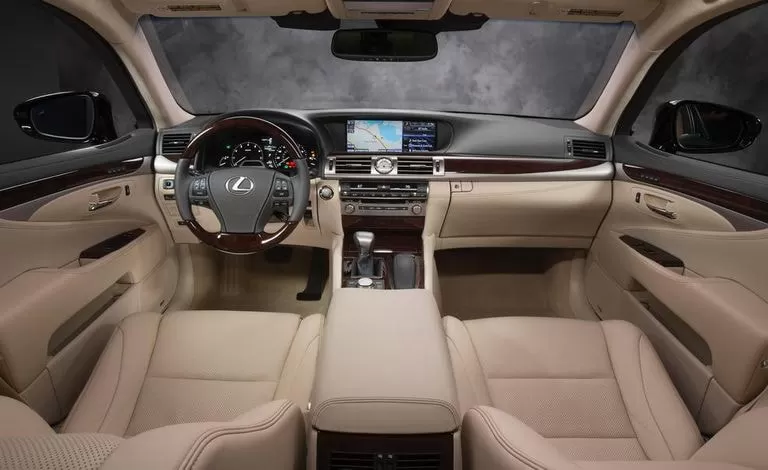 Thiết kế vô lăng và táp lô lexus ls460