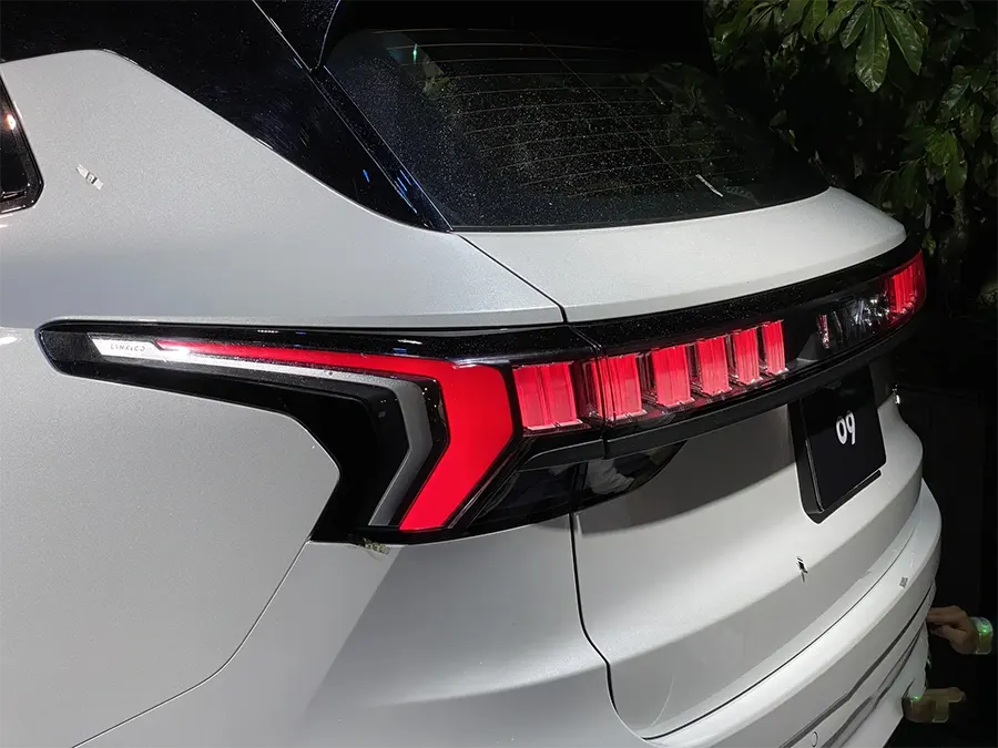 Đuôi xe Lynk & Co 09