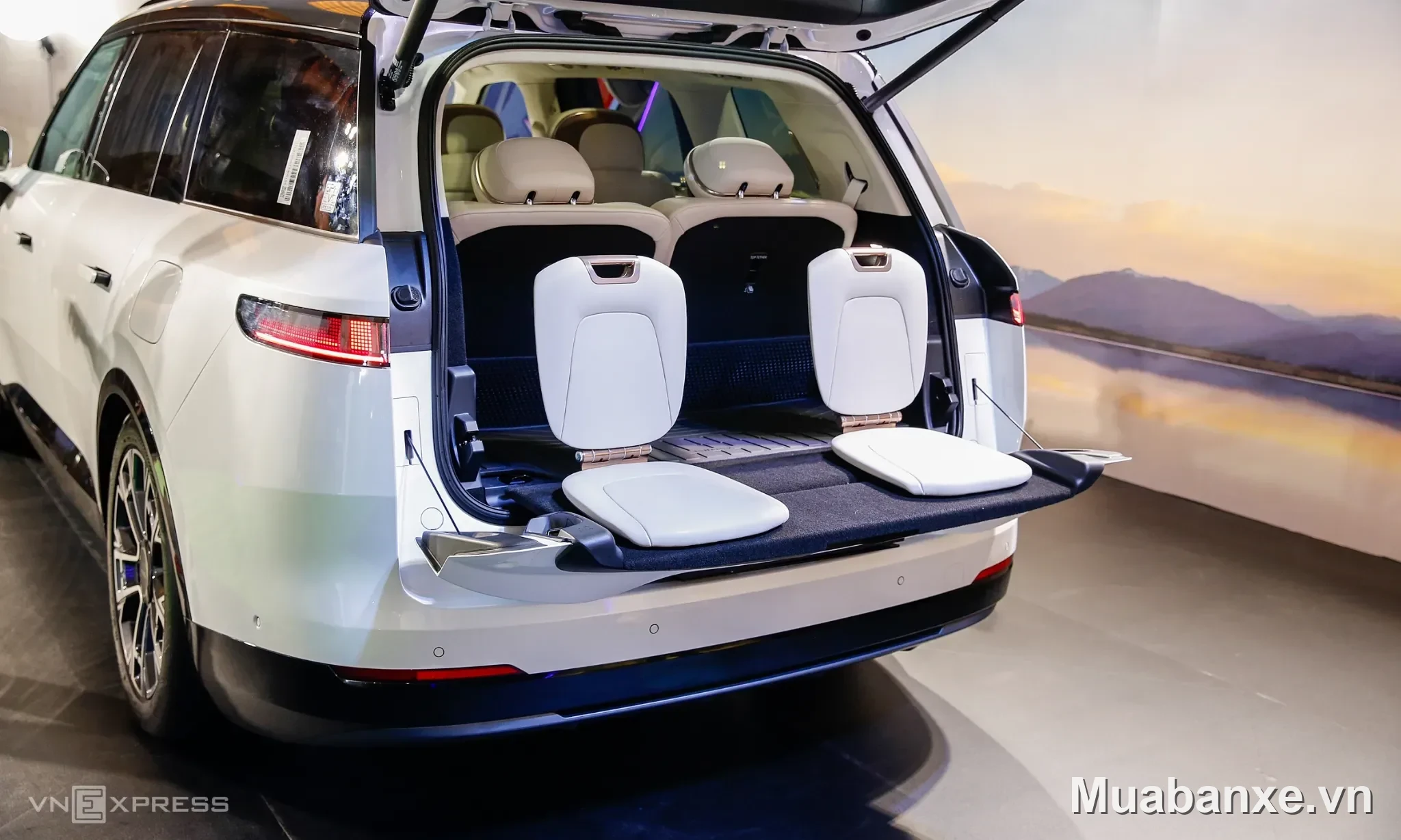 Lynk Co 900 cốp xe