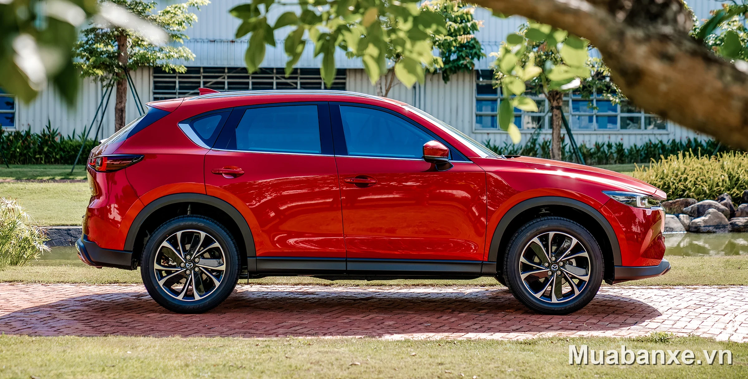 Mazda CX-5 màu đỏ nhìn từ bên hông