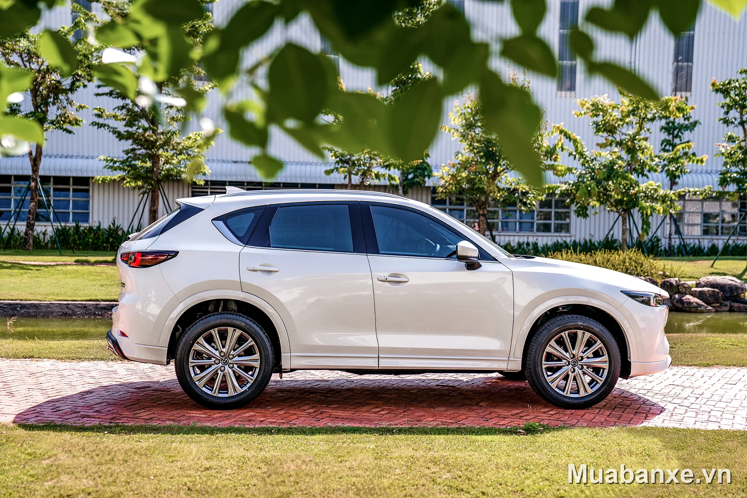 Mazda CX-5 màu trắng nhìn ngang