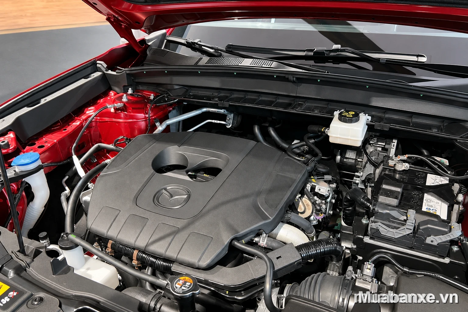 Mazda CX-5 khoang động cơ sắc nét, chi tiết và hiện đại.