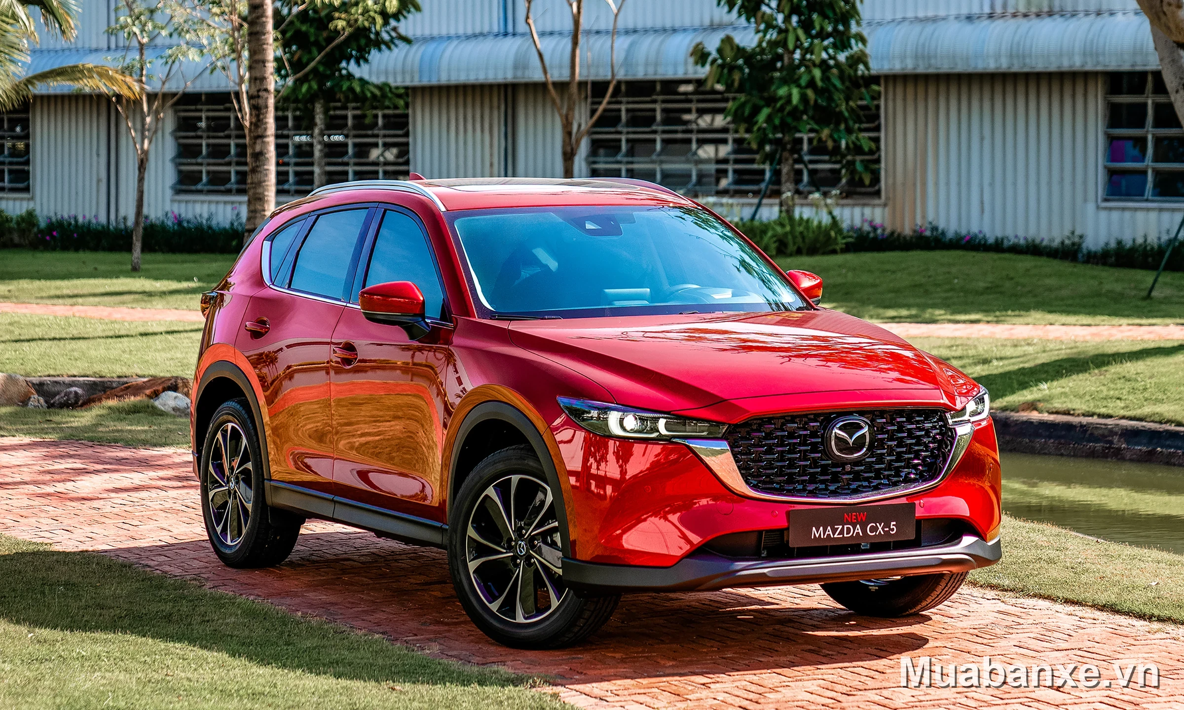 Mazda CX-5 màu đỏ góc 3/4 trước, nổi bật và cuốn hút.