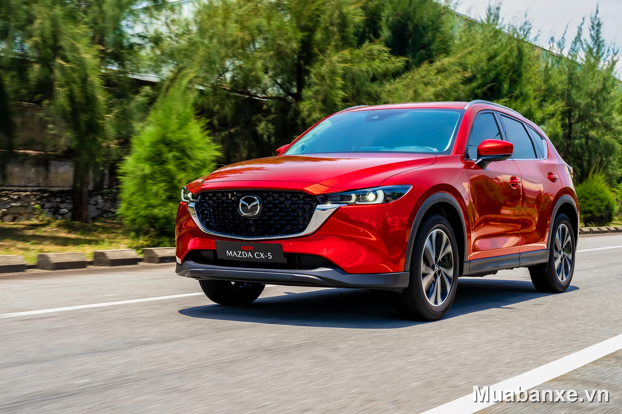 Mazda CX-5 màu đỏ góc 3/4 trước, thể hiện sự mạnh mẽ và cá tính.