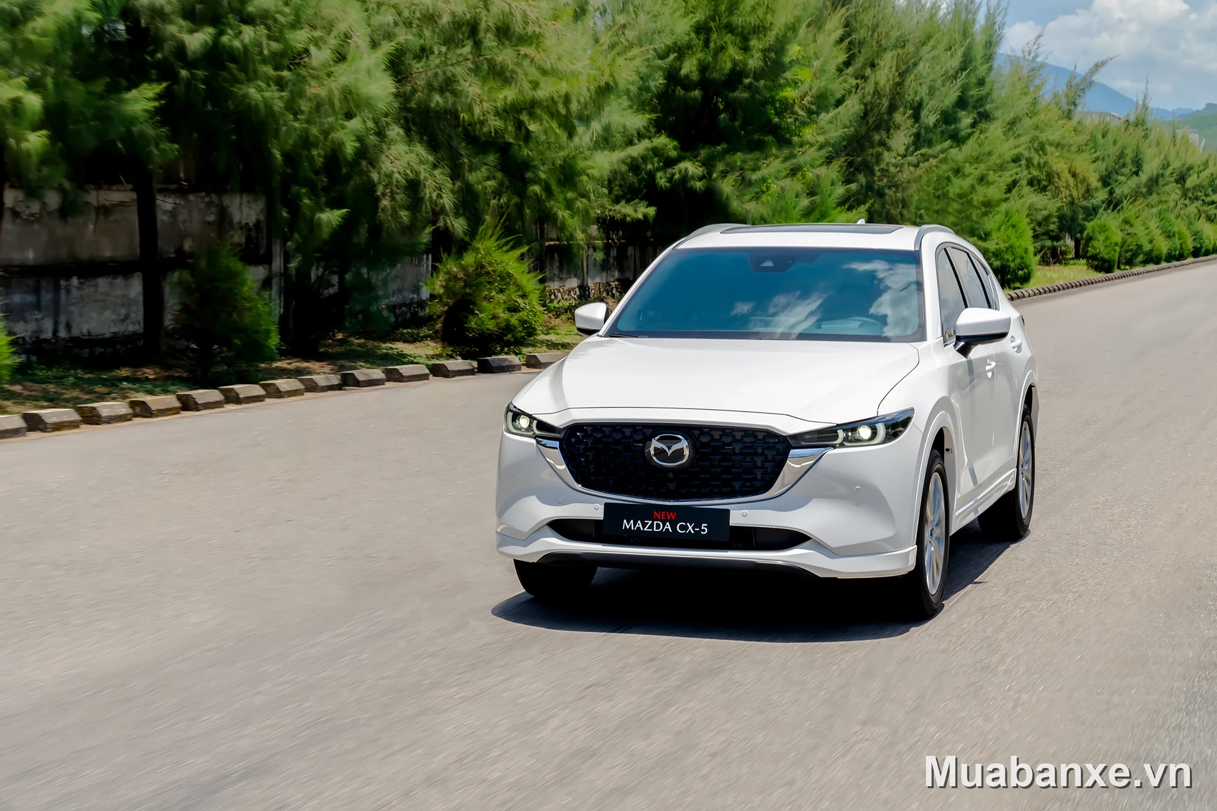 Mazda CX-5 màu trắng 3/4 trước trên đường