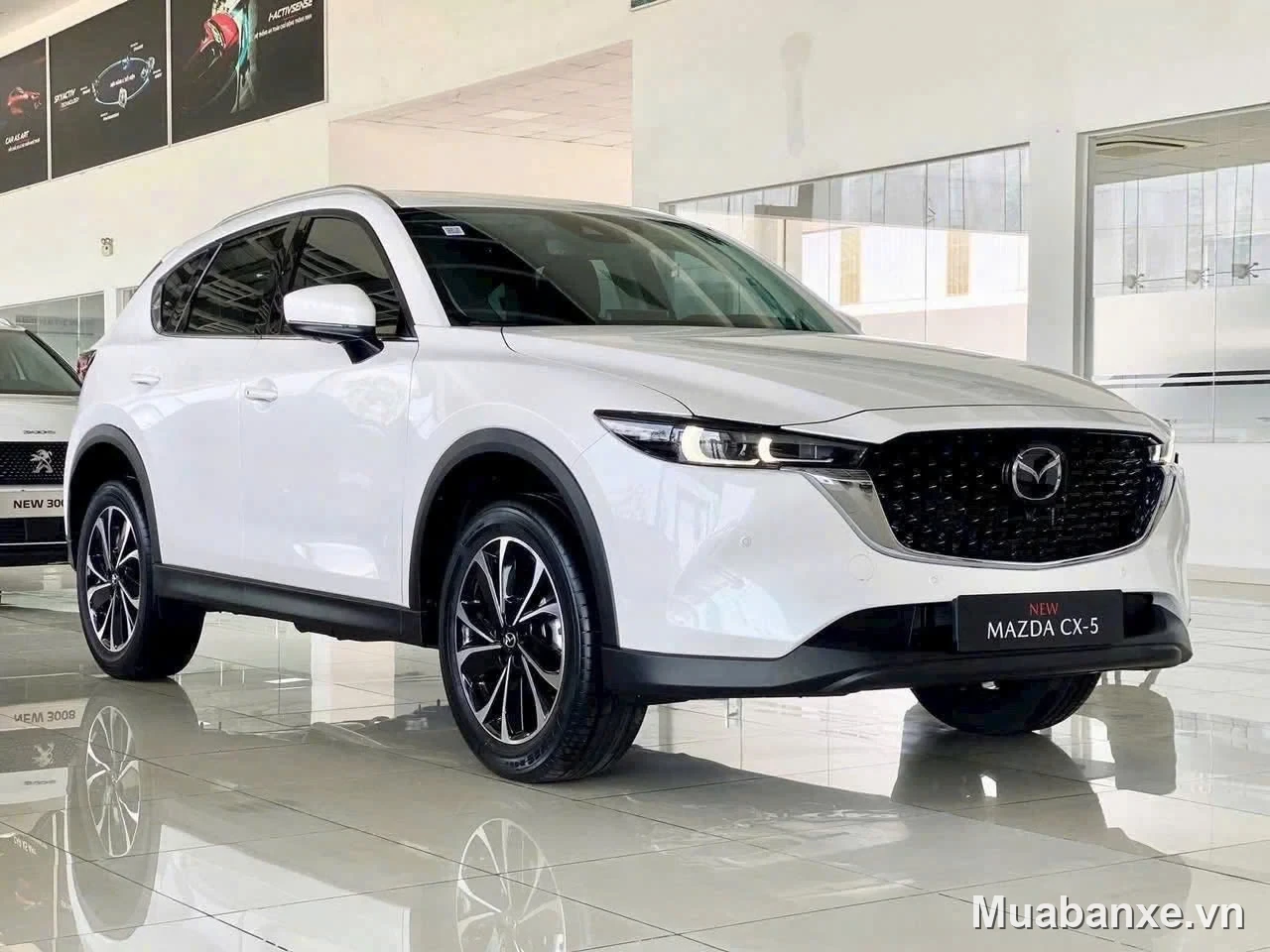 Mazda CX-5 màu trắng góc 3/4 trước, nổi bật và sang trọng.