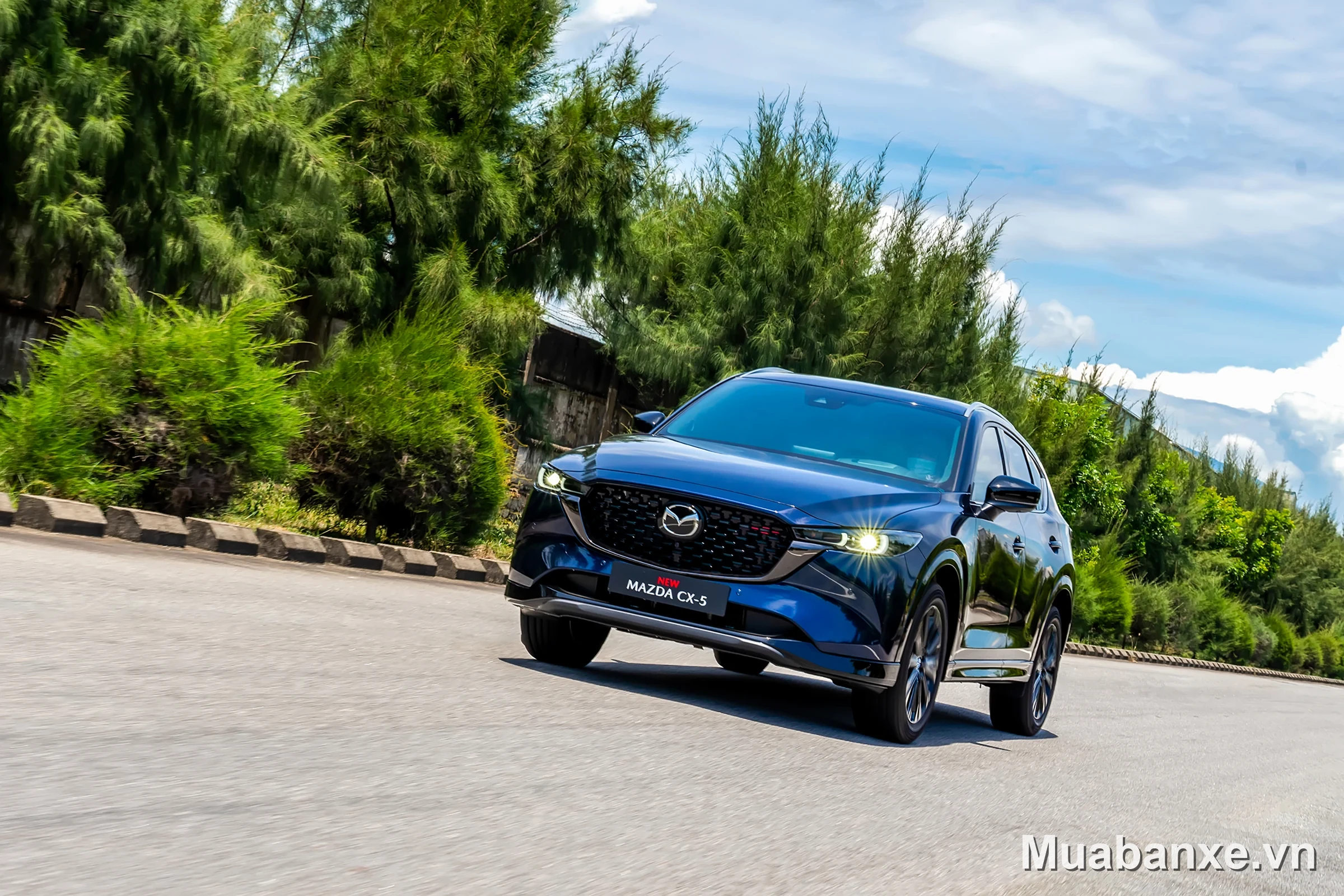 Mazda CX 5 màu xanh dương góc 3/4 trước, thể hiện sự năng động và hiện đại.