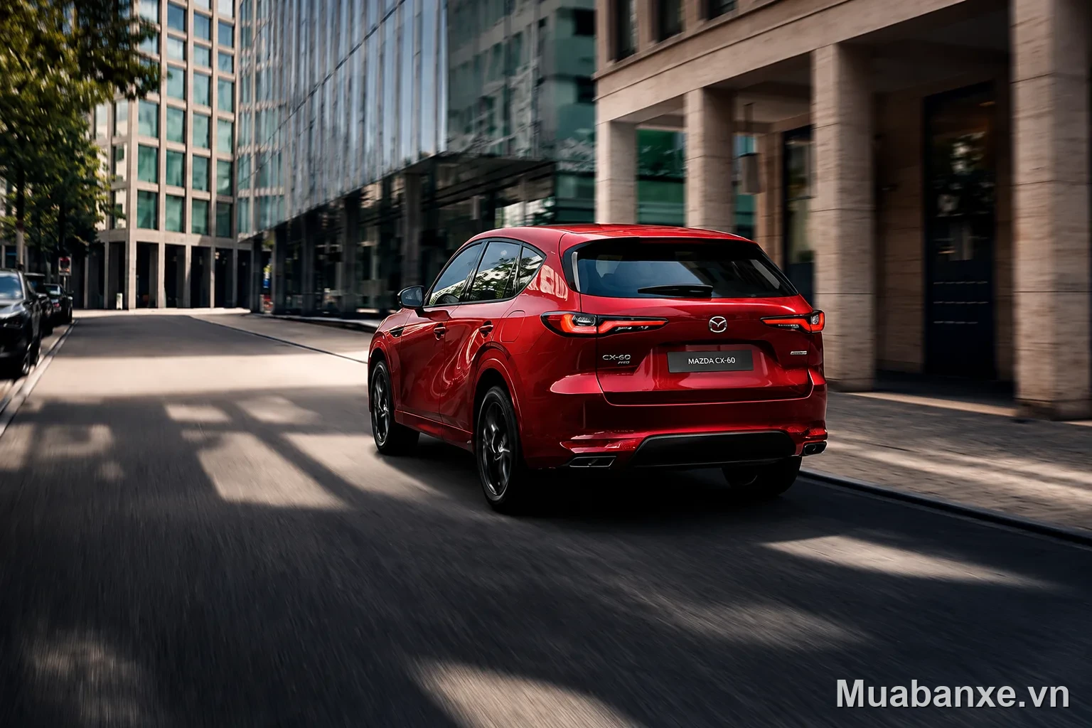 Mazda CX-50 màu đỏ 3/4 sau Mazda CX-50 màu đỏ nhìn từ phía sau
